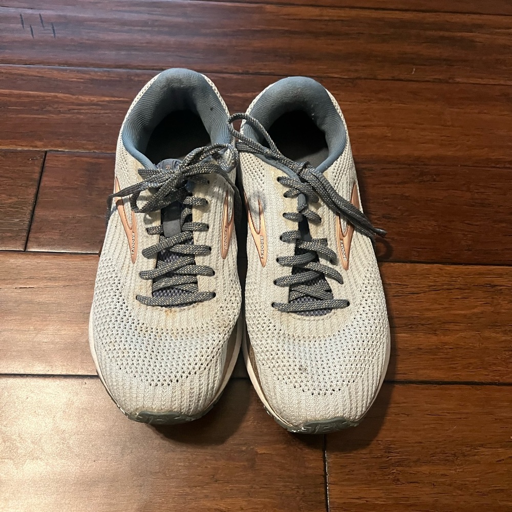 Brooks Revel size 8